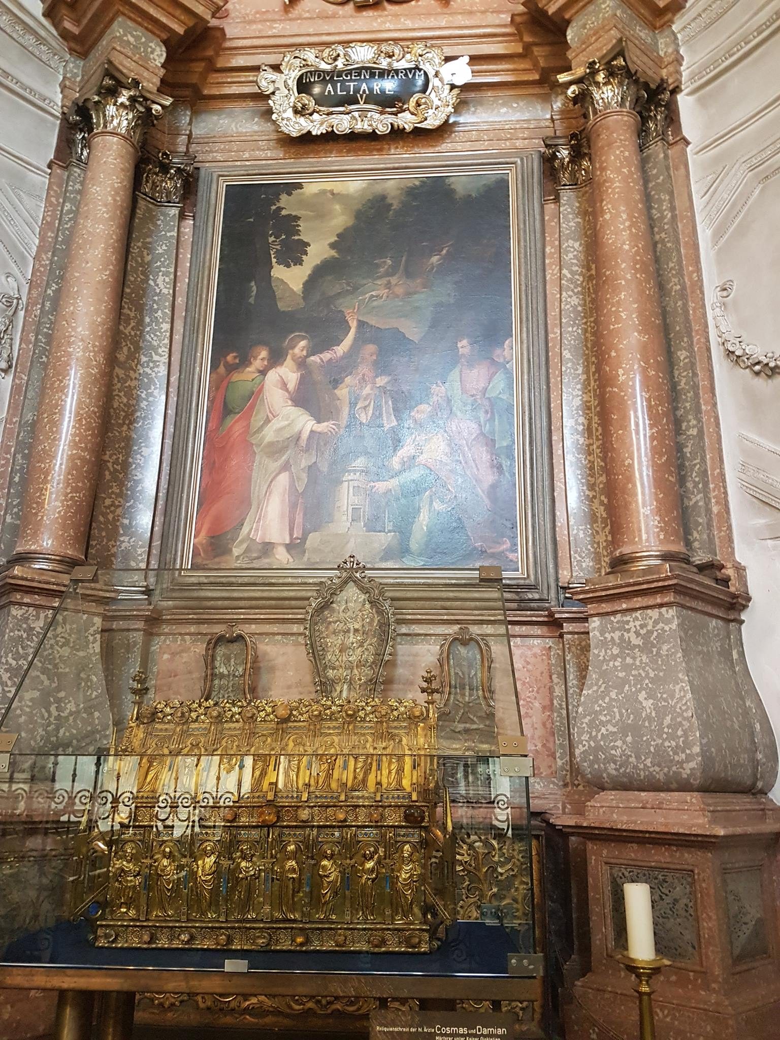 Saint Cosmas and Damian's skulls, St. Michael church, Munich - 02.jpg